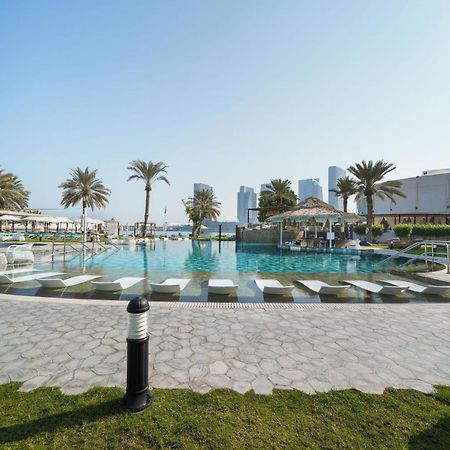 Le Meridien Abu Dhabi Esterno foto The pool at the Jumeirah Beach Hotel