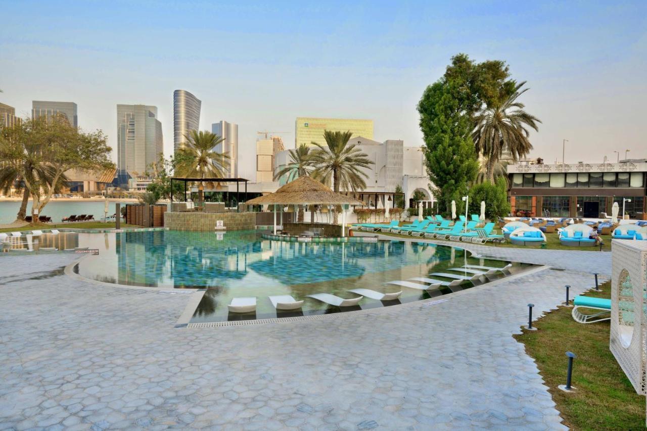Le Meridien Abu Dhabi Esterno foto The pool at the hotel