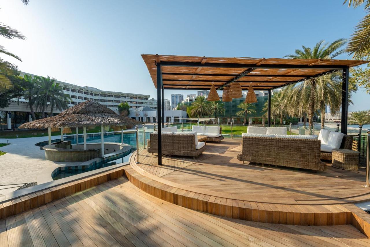 Le Meridien Abu Dhabi Esterno foto The resort's pool