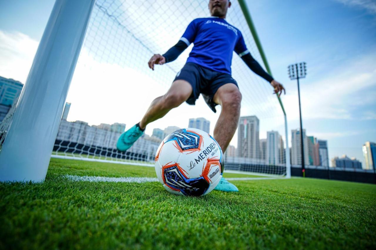 Le Meridien Abu Dhabi Esterno foto A player about to take a corner kick