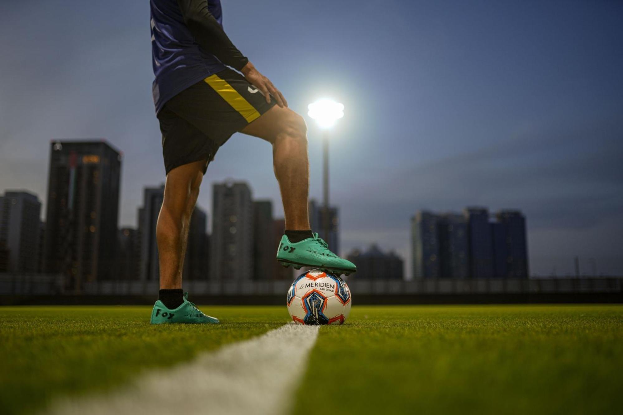 Le Meridien Abu Dhabi Esterno foto A player about to kick the ball