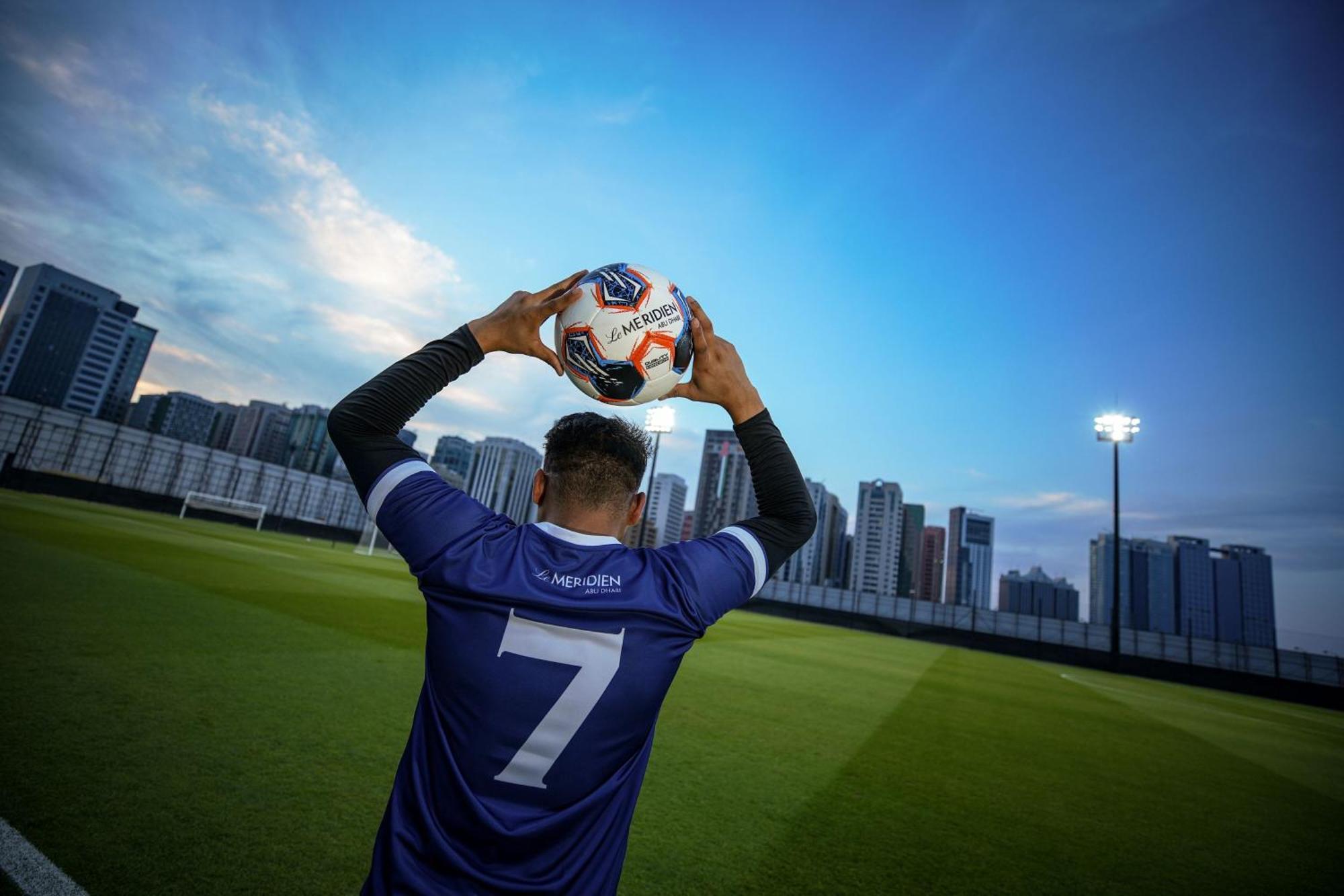 Le Meridien Abu Dhabi Esterno foto A player throwing the ball in during a match.