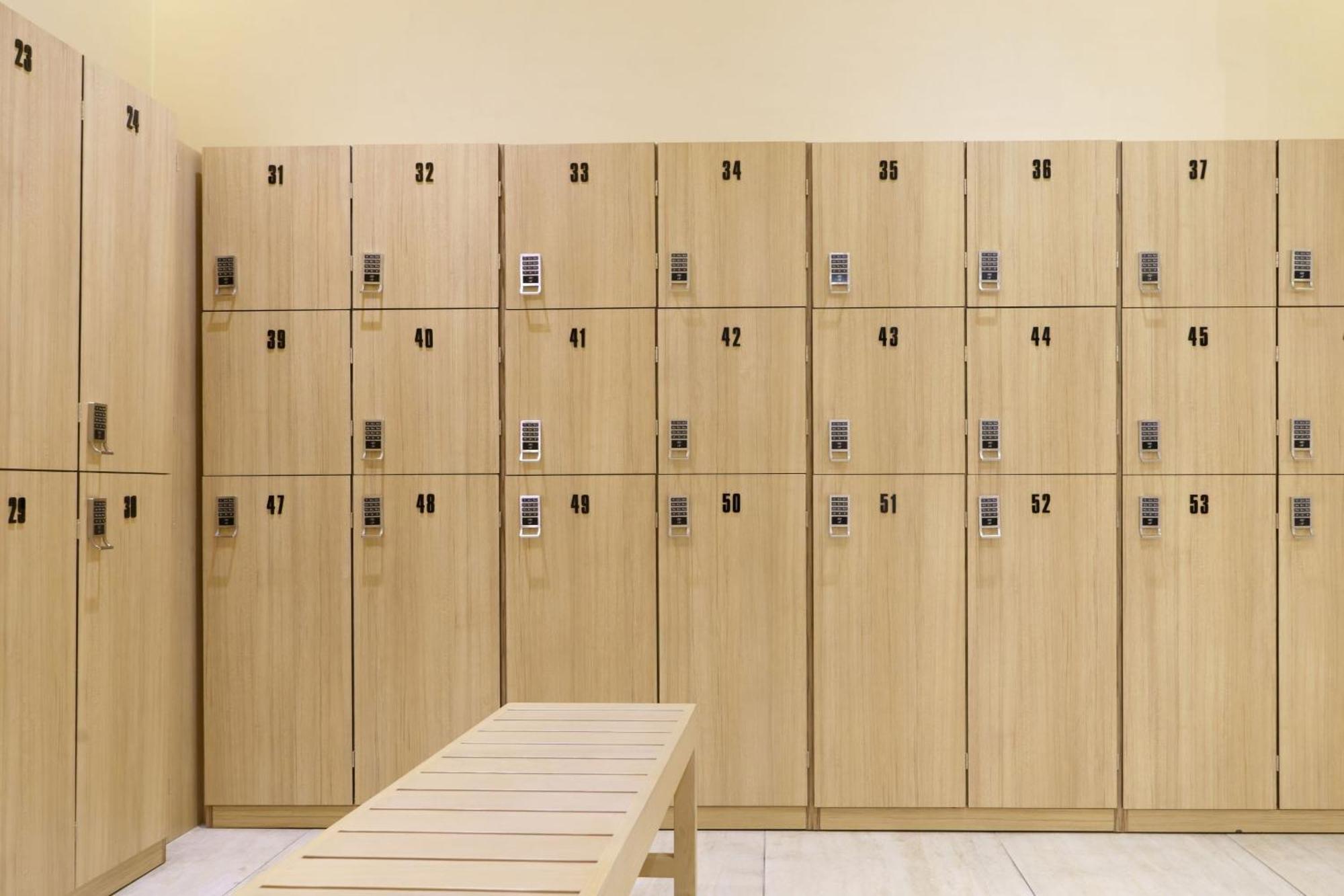 Le Meridien Abu Dhabi Esterno foto A locker room