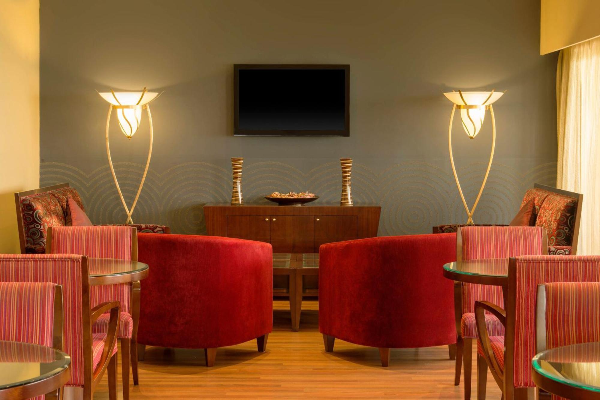 Le Meridien Abu Dhabi Esterno foto The lounge at the airport