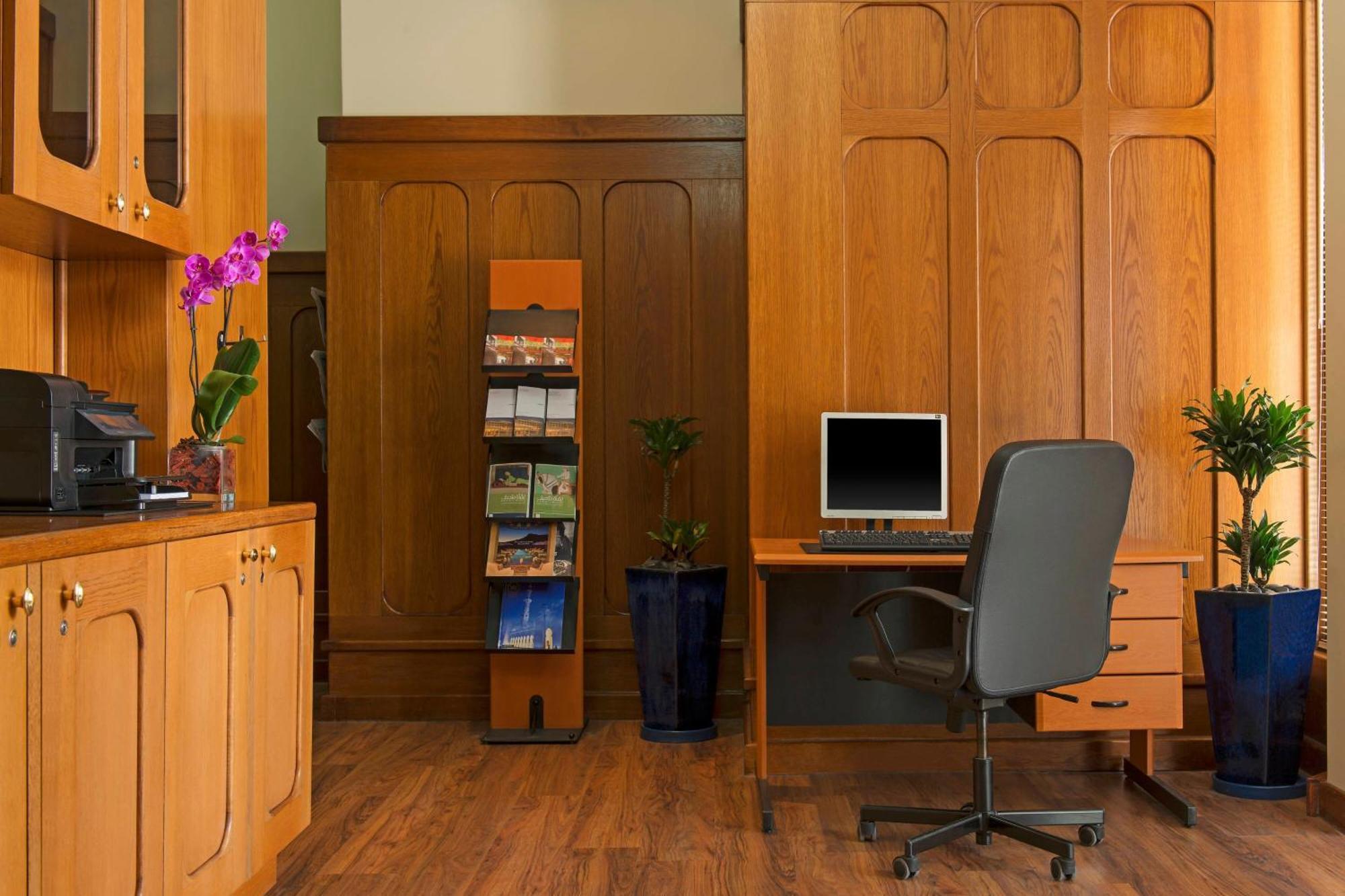 Le Meridien Abu Dhabi Esterno foto A typical office at the University of Cambridge