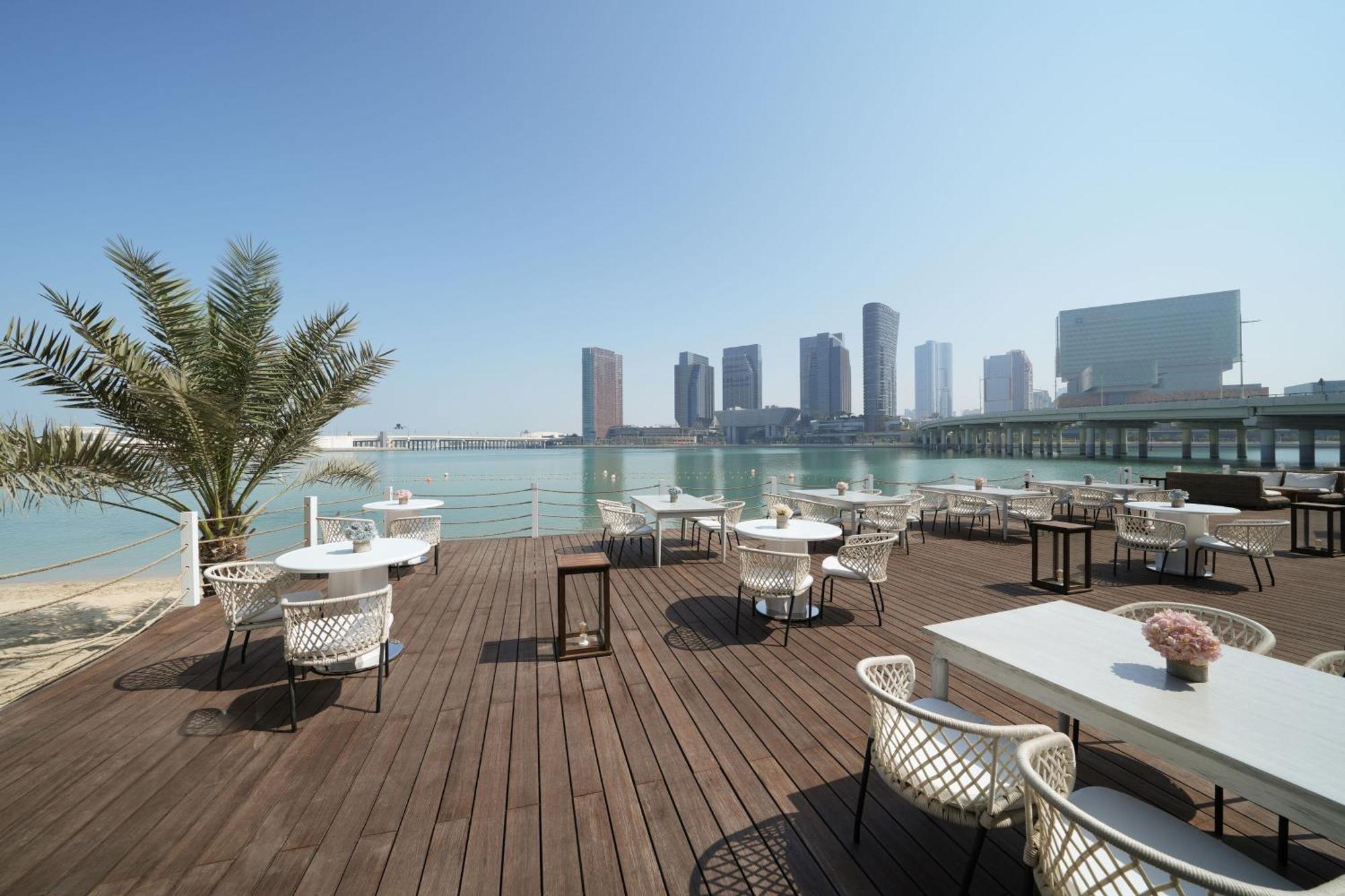 Le Meridien Abu Dhabi Esterno foto View of the Marina